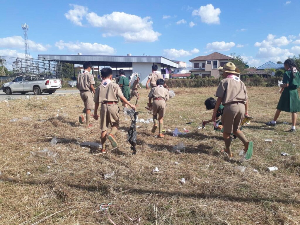 กิจกรรมบำเพ็ญประโยชน์ของลูกๆนักเรียน